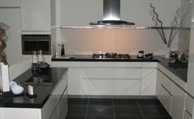 Ennovy witte hoogglans keuken uit de showroom en geplaatst bij de ...